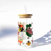 Szklanka 550 ml z bambusową pokrywką i słomką - Alicja w Krainie czarów inspiracja bajką Disney - pocichutku.pl