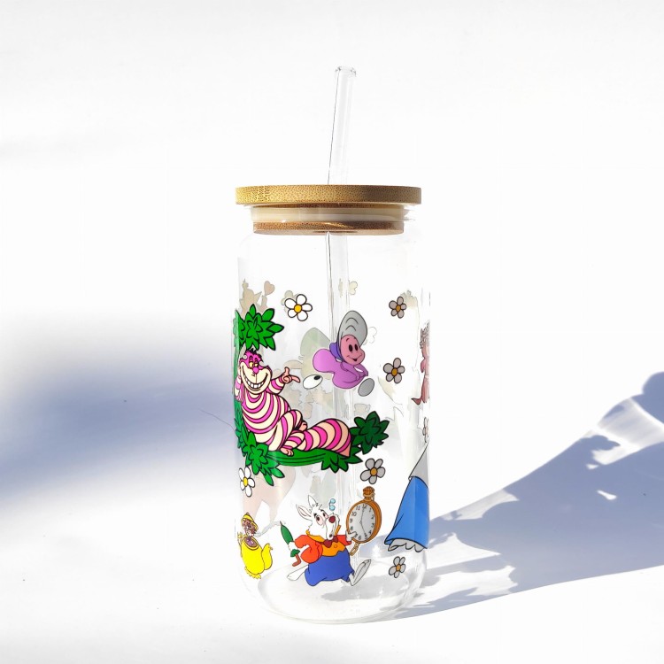 Szklanka 550 ml z bambusową pokrywką i słomką - Alicja w Krainie czarów inspiracja bajką Disney - pocichutku.pl