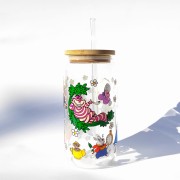 Szklanka 550 ml z bambusową pokrywką i słomką - Alicja w Krainie czarów inspiracja bajką Disney - pocichutku.pl