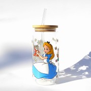 Szklanka 550 ml z bambusową pokrywką i słomką - Alicja w Krainie czarów inspiracja bajką Disney - pocichutku.pl