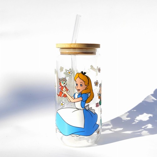 Szklanka 550 ml z bambusową pokrywką i słomką - Alicja w Krainie czarów inspiracja bajką Disney - pocichutku.pl
