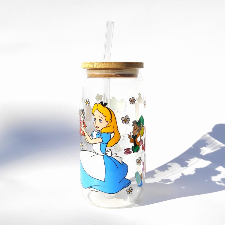 Szklanka 550 ml z bambusową pokrywką i słomką - Alicja w Krainie czarów inspiracja bajką Disney - pocichutku.pl