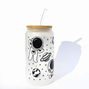 Szklanka 550 ml z bambusową pokrywką i słomką - astronauta biało czarny kubek mleczne szkło - pocichutku.pl