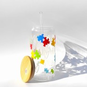Szklanka 550 ml z bambusową pokrywką i słomką - kolorowe puzzle spektrum autyzmu - pocichutku.pl