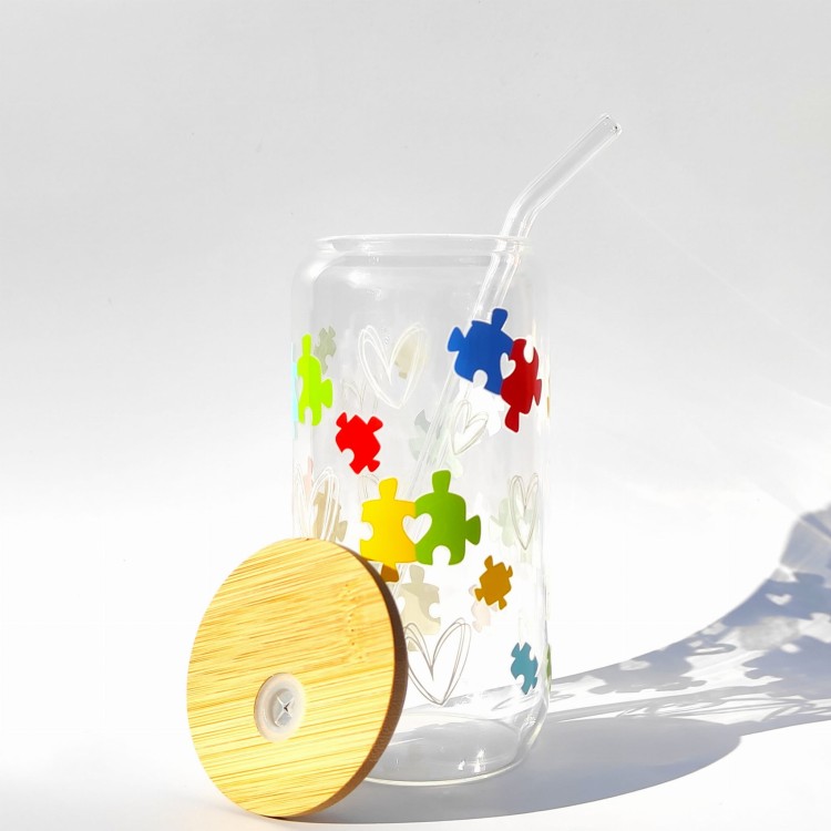 Szklanka 550 ml z bambusową pokrywką i słomką - kolorowe puzzle spektrum autyzmu - pocichutku.pl