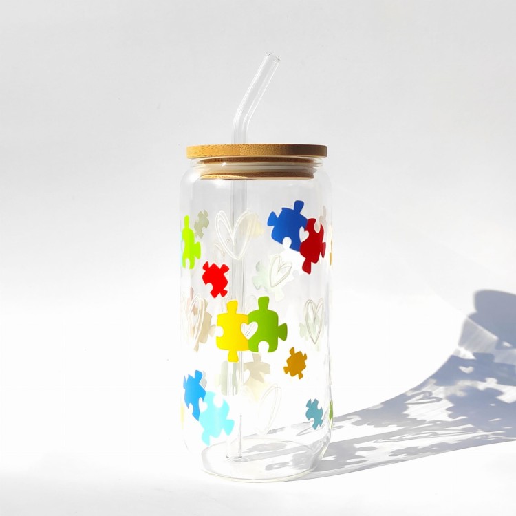 Szklanka 550 ml z bambusową pokrywką i słomką - kolorowe puzzle spektrum autyzmu - pocichutku.pl