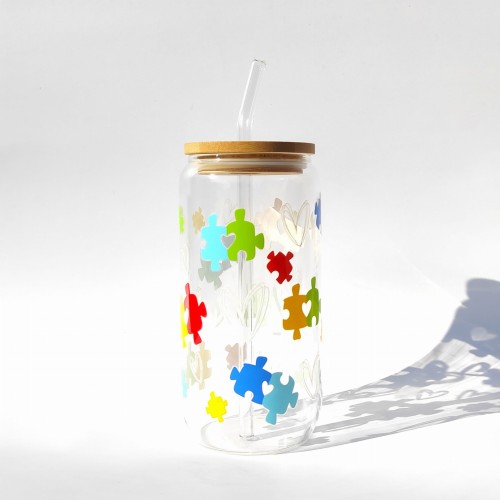 Szklanka 550 ml z bambusową pokrywką i słomką - kolorowe puzzle spektrum autyzmu - pocichutku.pl