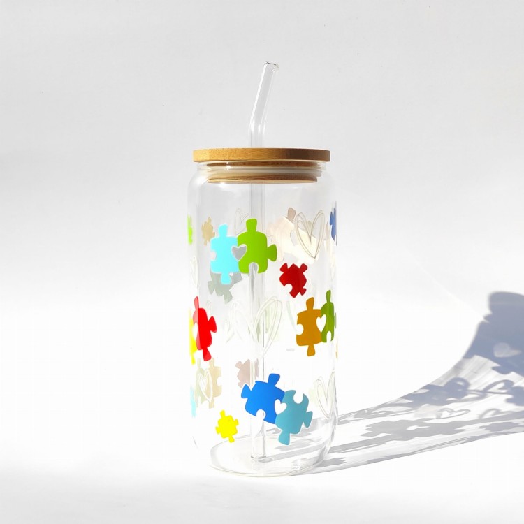 Szklanka 550 ml z bambusową pokrywką i słomką - kolorowe puzzle spektrum autyzmu - pocichutku.pl