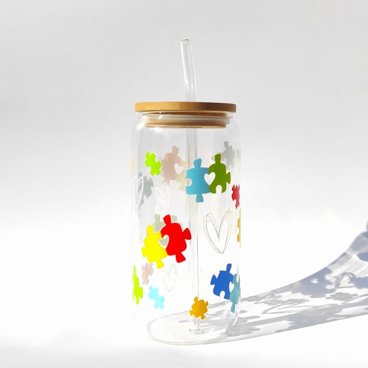 Szklanka 550 ml z bambusową pokrywką i słomką - kolorowe puzzle spektrum autyzmu - pocichutku.pl