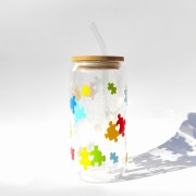 Szklanka 550 ml z bambusową pokrywką i słomką - kolorowe puzzle spektrum autyzmu - pocichutku.pl