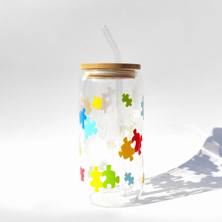 Szklanka 550 ml z bambusową pokrywką i słomką - kolorowe puzzle spektrum autyzmu - pocichutku.pl
