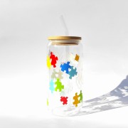 Szklanka 550 ml z bambusową pokrywką i słomką - kolorowe puzzle spektrum autyzmu - pocichutku.pl