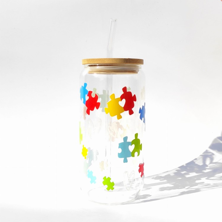 Szklanka 550 ml z bambusową pokrywką i słomką - kolorowe puzzle spektrum autyzmu - pocichutku.pl