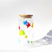 Szklanka 550 ml z bambusową pokrywką i słomką - kolorowe puzzle spektrum autyzmu - pocichutku.pl