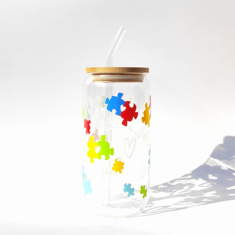 Szklanka 550 ml z bambusową pokrywką i słomką - kolorowe puzzle spektrum autyzmu - pocichutku.pl