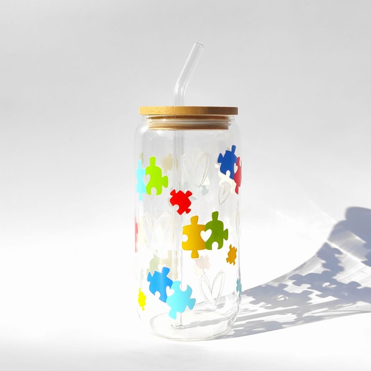 Szklanka 550 ml z bambusową pokrywką i słomką - kolorowe puzzle spektrum autyzmu - pocichutku.pl