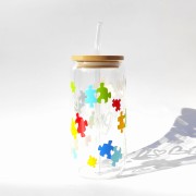 Szklanka 550 ml z bambusową pokrywką i słomką - kolorowe puzzle spektrum autyzmu - pocichutku.pl