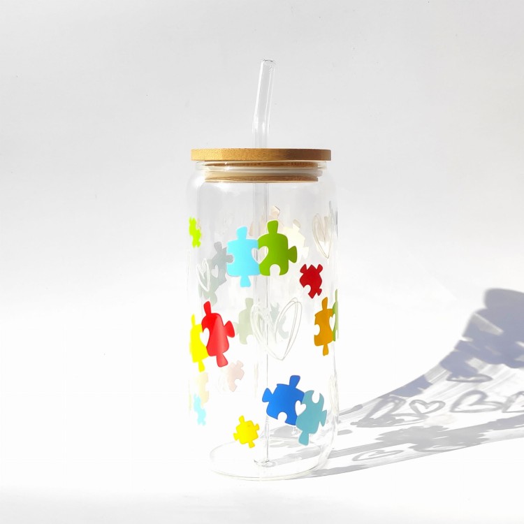 Szklanka 550 ml z bambusową pokrywką i słomką - kolorowe puzzle spektrum autyzmu - pocichutku.pl
