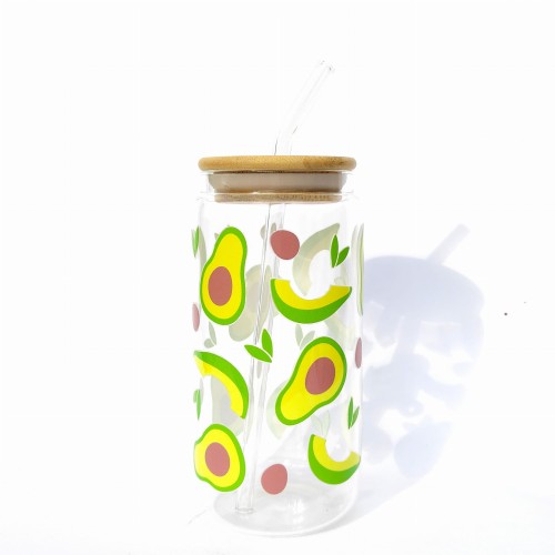 Szklanka 550 ml z bambusową pokrywką i słomką - awokado połówki pestka motyw owocowy - pocichutku.pl