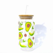 Szklanka 550 ml z bambusową pokrywką i słomką - awokado połówki pestka motyw owocowy - pocichutku.pl