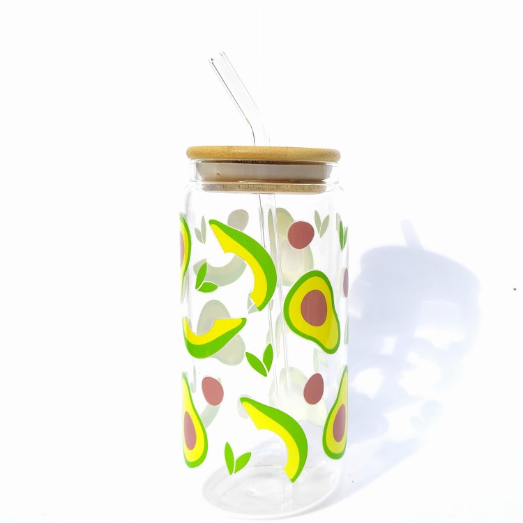 Szklanka 550 ml z bambusową pokrywką i słomką - awokado połówki pestka motyw owocowy - pocichutku.pl