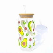 Szklanka 550 ml z bambusową pokrywką i słomką - awokado połówki pestka motyw owocowy - pocichutku.pl