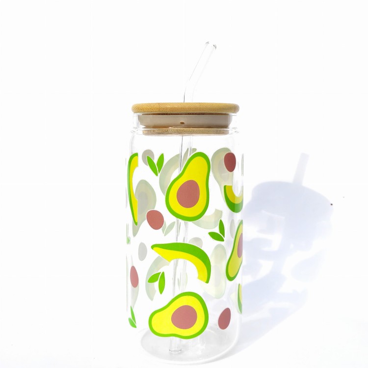 Szklanka 550 ml z bambusową pokrywką i słomką - awokado połówki pestka motyw owocowy - pocichutku.pl