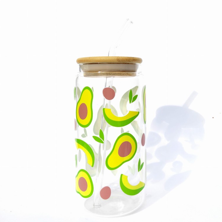 Szklanka 550 ml z bambusową pokrywką i słomką - awokado połówki pestka motyw owocowy - pocichutku.pl