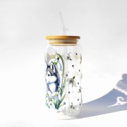 Szklanka 550 ml z bambusową pokrywką i słomką - granatowy krasnal gnom z pieskiem husky - pocicjutku.pl