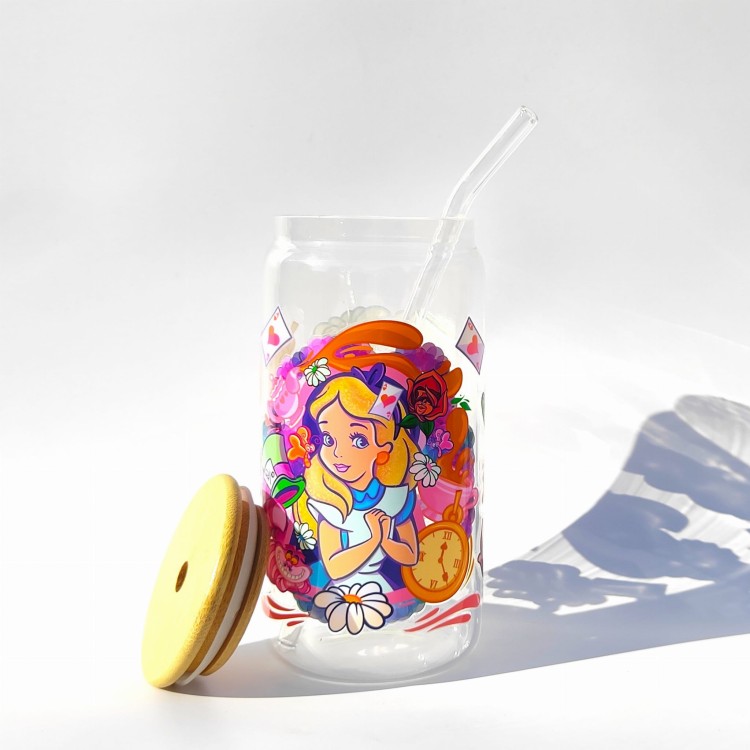 Szklanka 550 ml Alicja w Krainie Czarów – bambusowa pokrywka, szklana słomka – bajkowy motyw – pocichutku.pl