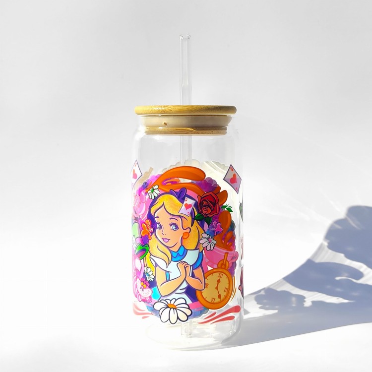 Szklanka 550 ml Alicja w Krainie Czarów – bambusowa pokrywka, szklana słomka – bajkowy motyw – pocichutku.pl.jpg