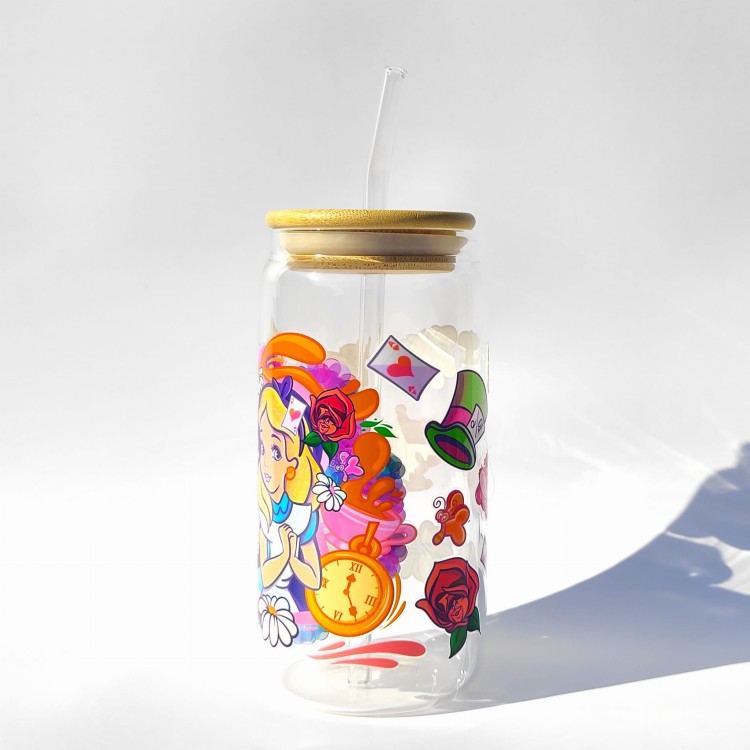 Szklanka 550 ml Alicja w Krainie Czarów – bambusowa pokrywka, szklana słomka – bajkowy motyw – pocichutku.pl