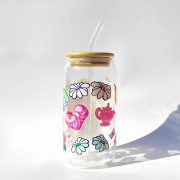 Szklanka 550 ml Alicja w Krainie Czarów – bambusowa pokrywka, szklana słomka – bajkowy motyw – pocichutku.pl