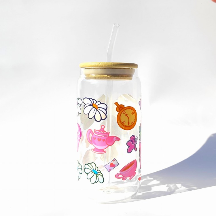 Szklanka 550 ml Alicja w Krainie Czarów – bambusowa pokrywka, szklana słomka – bajkowy motyw – pocichutku.pl