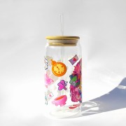 Szklanka 550 ml Alicja w Krainie Czarów – bambusowa pokrywka, szklana słomka – bajkowy motyw – pocichutku.pl