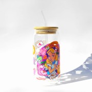 Szklanka 550 ml Alicja w Krainie Czarów – bambusowa pokrywka, szklana słomka – bajkowy motyw – pocichutku.pl