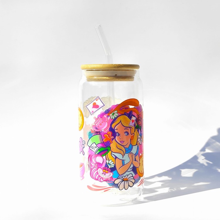 Szklanka 550 ml Alicja w Krainie Czarów – bambusowa pokrywka, szklana słomka – bajkowy motyw – pocichutku.pl