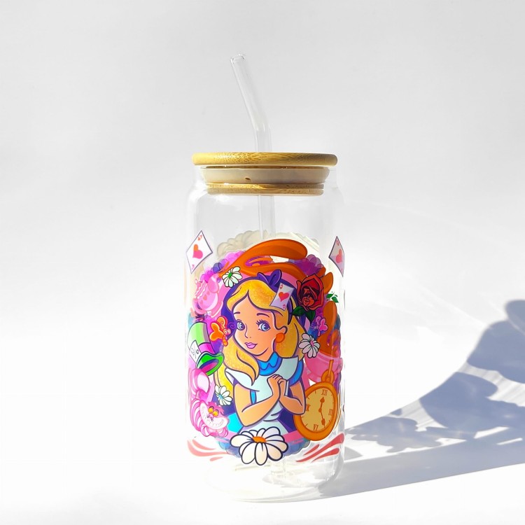 Szklanka 550 ml Alicja w Krainie Czarów – bambusowa pokrywka, szklana słomka – bajkowy motyw – pocichutku.pl