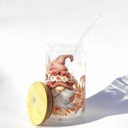 Szklanka 550 ml z pokrywką i słomką -beżowy krasnal gnom w otoczeniu z kwiatów - pocichutku.pl