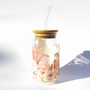 Szklanka 550 ml z pokrywką i słomką -beżowy krasnal gnom w otoczeniu z kwiatów - pocichutku.pl