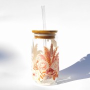 Szklanka 550 ml z pokrywką i słomką -beżowy krasnal gnom w otoczeniu z kwiatów - pocichutku.pl