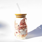 Szklanka 550 ml z pokrywką i słomką -beżowy krasnal gnom w otoczeniu z kwiatów - pocichutku.pl