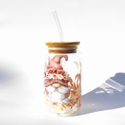Szklanka 550 ml z pokrywką i słomką -beżowy krasnal gnom w otoczeniu z kwiatów - pocichutku.pl