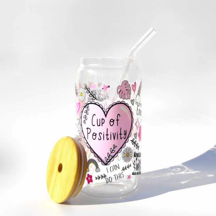Szklanka 550 ml Cup of Positivity z bambusową pokrywką i słomką – kolorowe motywacyjne napisy, serduszka i tęcze – pocichutku.pl