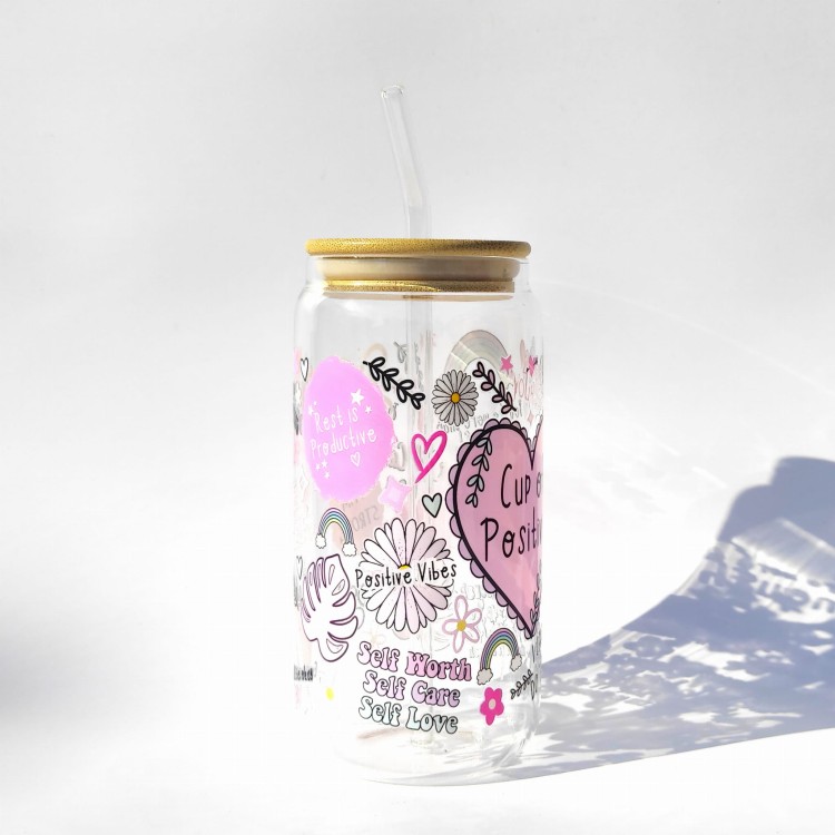 Szklanka 550 ml Cup of Positivity z bambusową pokrywką i słomką – kolorowe motywacyjne napisy, serduszka i tęcze – pocichutku.pl