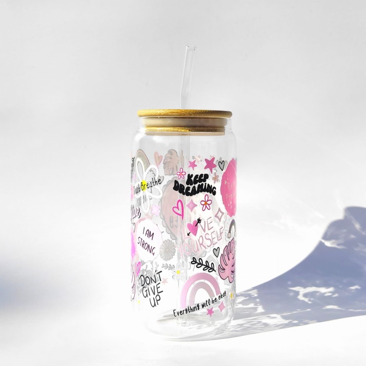Szklanka 550 ml Cup of Positivity z bambusową pokrywką i słomką – kolorowe motywacyjne napisy, serduszka i tęcze – pocichutku.pl