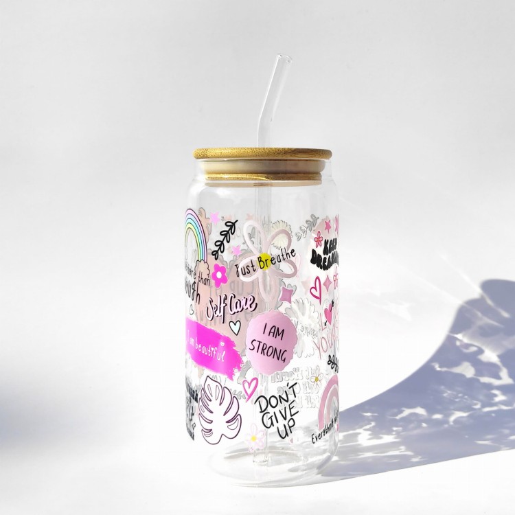 Szklanka 550 ml Cup of Positivity z bambusową pokrywką i słomką – kolorowe motywacyjne napisy, serduszka i tęcze – pocichutku.pl