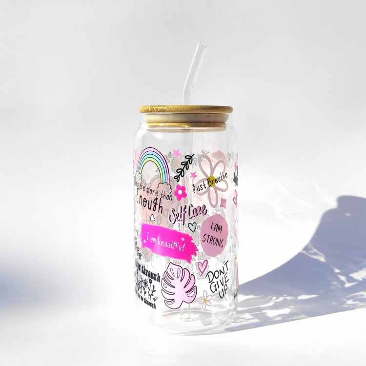 Szklanka 550 ml Cup of Positivity z bambusową pokrywką i słomką – kolorowe motywacyjne napisy, serduszka i tęcze – pocichutku.pl