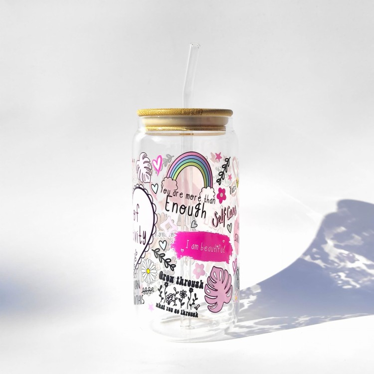 Szklanka 550 ml Cup of Positivity z bambusową pokrywką i słomką – kolorowe motywacyjne napisy, serduszka i tęcze – pocichutku.pl