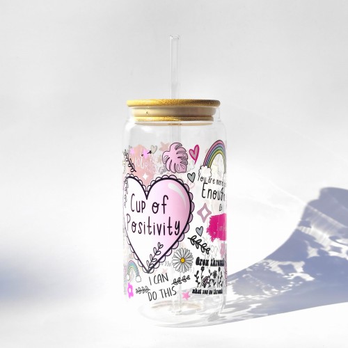 Szklanka 550 ml Cup of Positivity z bambusową pokrywką i słomką – kolorowe motywacyjne napisy, serduszka i tęcze – pocichutku.pl